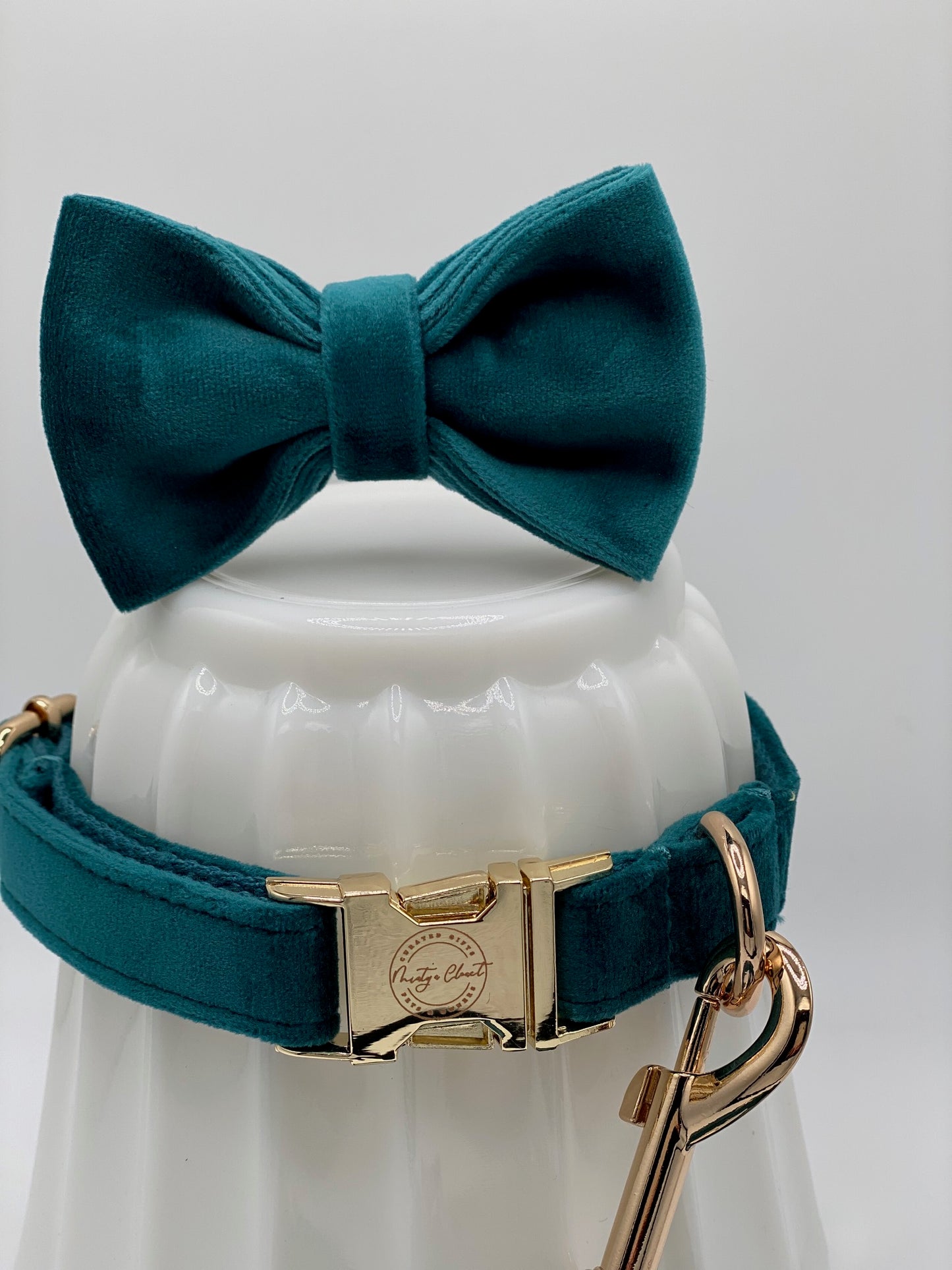 The Green Velvet Bowtie & Collar Set